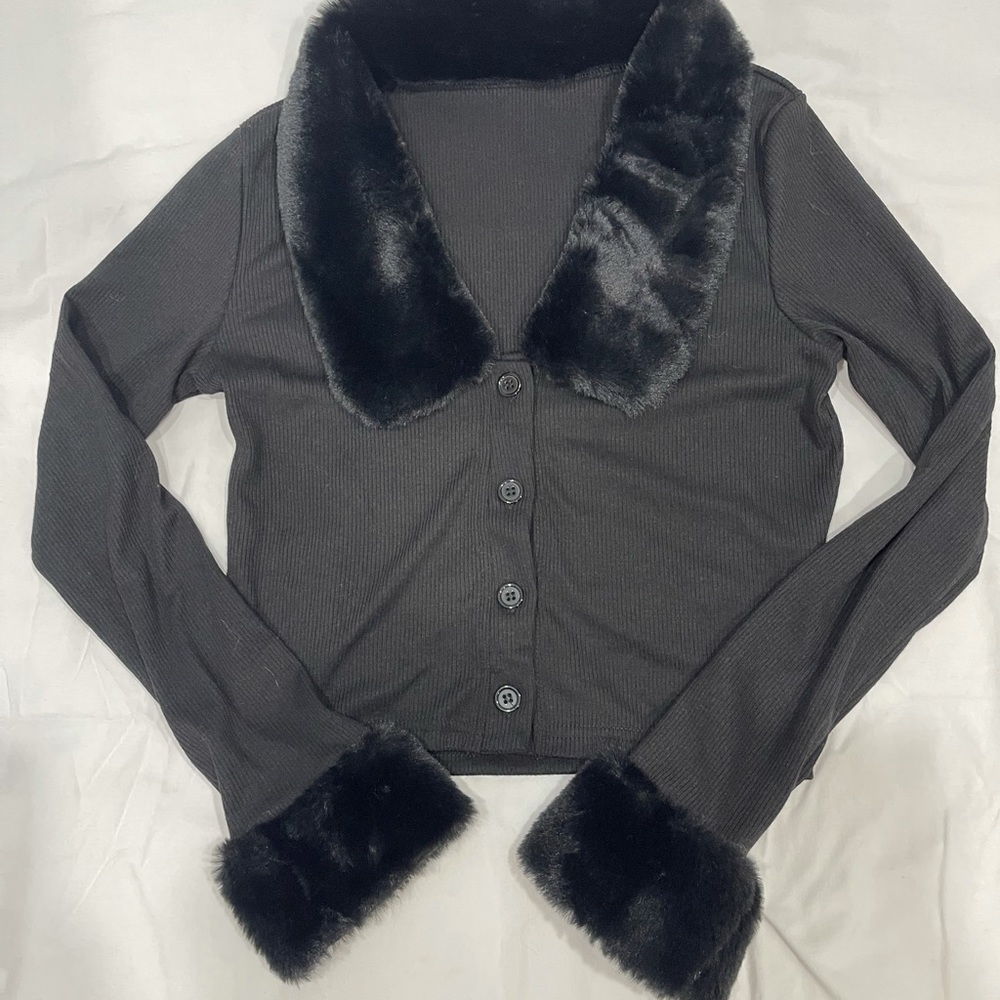Black button shirt with faux fur trim - Picture 2 of 2